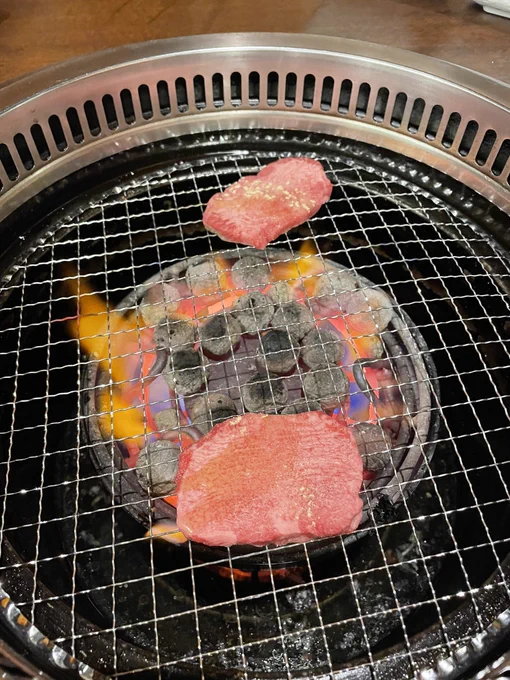 昨夜は2年半ぶりに出端てんてーと肉食って仕事場で朝まで飲んでた。めちゃくちゃ楽しかった!出端てんてーありがとー!!✨ 