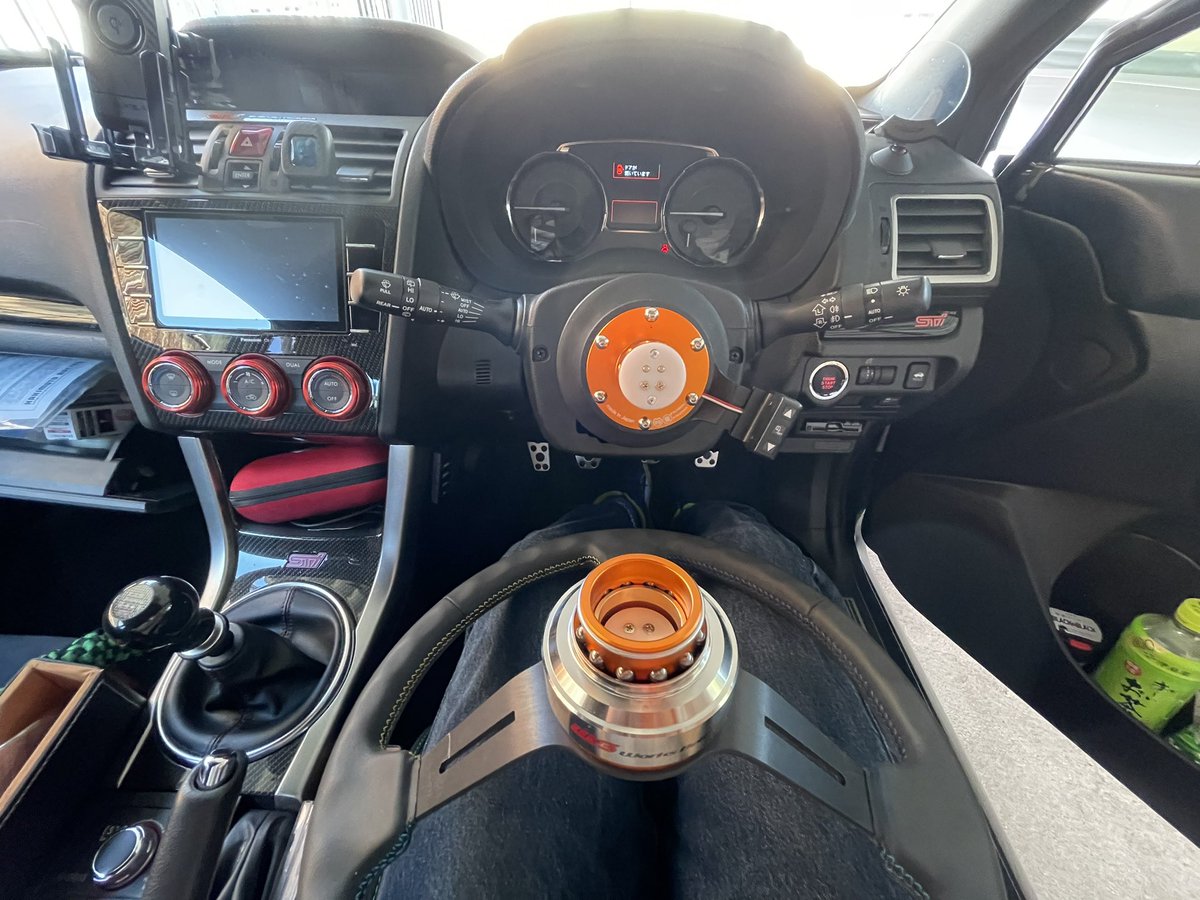 kentetsu_t's tweet photo. ステアリング交換とクイックリリースを付けました。
ステアリングをとった後の相手側に専用のフタも。
だんだんとスパルタンっぽくなってきました😅
#VAB #Greaddy #Rapfix2 https://t.co/ub60U7hXOv