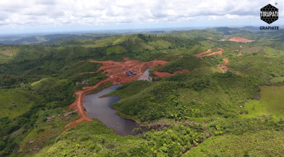 TotalGraphite's tweet photo. Sneak Peak: Birds Eye View of the 2 new #preconcentrate #units operating in the #Sahamamy #Project. #TGR now has a production capacity of 30ktpa. 

#Graphite #graphiteproducer #flakegraphite #naturalgraphite #mining #MiningPits #Madagascar #CriticalMinerals #miningoperation https://t.co/fzFTfBhkau