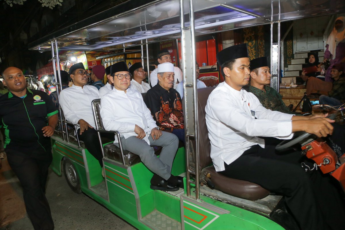 cakimiNOW's tweet photo. Alhamdulillah semalam saya bisa hadir di Haul Kanjeng Sunan Drajat Lamongan Jatim. sowan Kyai Ghofur lanjut puncak acara Haul di Pondok Pesantren Sunan Drajat,
Pesantren Sunan Drajad selain pendidikan agama di Muallimun dan Mualimat dan ada semua sekolah juga SMK perkapalan. https://t.co/tAOUIEK7m9