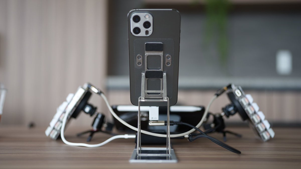 rshosai's tweet photo. どこでもデュアルモニタースタイルがいい具合です。

iPhoneは初期装備なので、実質無料。

ミニショルダーバッグのBlack Ember KOMPAKはいと小さいので、実質手ブラ。

最長ケーブルでもこれすなわち40cm以下なので四捨五入で、実質無線。

#blackember 
#iPadMini6 
#keyball https://t.co/uybuUJiwF1