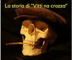 pierpi13's tweet photo. QUANDO LA CHIESA PROIBIVA I FUNERALI A CHI MORIVA IMPROVVISAMENTE, SENZA POTERSI PENTIRE DEI PECCATI, SENZA LA BENEDIZIONE CHE FAVORIVA IL PASSAGGIO AL PURGATORIO. Una triste storia tutta siciliana, la ricerca di una degna sepoltura, dopo una vita di stenti e tribolazioni.
La storia vera di una delle più celebre canzone siciliana “Vitti ‘na crozza".
Non è proprio una una canzone allegra e festosa. Tutt'altro.
Il vero significato delle parole ci riporta al mondo delle zolfare, fatto di faticosissimo lavoro e di sofferenza. Una canzone che ci ricorda la sofferenza e anche l’ingiustizia di chi passava la maggior parte della propria vita nelle miniere di zolfo della vecchia Sicilia e se aveva la sventura di morire tra le viscere della terra lì restava, sepolto senza nemmeno “un toccu ‘ri campane”.
Protagonista della canzone è ’na crozza, ossia un teschio. Un teschio che, attraverso il suo racconto, si fa promotore di una forte denuncia sociale, rivolta principalmente contro determinate usanze della Chiesa cattolica di un tempo. La maggior parte delle persone ha sempre ritenuto che il famoso ‘cannuni’ dove si trova il teschio, protagonista della canzone, fosse il pezzo di artiglieria cilindrico utilizzato per fini bellici, e che la canzone si riferisca ad un evento di guerra. Ma così non è; Il "cannuni" altro non era che il boccaporto delle miniere.
Il testo ripercorre l’ostracismo perpetrato dalla Chiesa, incredibilmente cessato solo verso il 1940, nei confronti dei minatori morti nelle solfatare. I loro resti mortali non solo spesso rimanevano sepolti per sempre nella oscurità perenne delle miniere, ma per loro erano precluse onoranze funebri e perfino, insiste la voce del teschio, un semplice rintocco di campana, perché zolfo e sottosuolo erano simboli e dimora del demonio.
La voce del teschio implora che qualcuno riservi anche a lui questa pietas, affinché una degna sepoltura, accompagnata da un’onoranza funebre che lo possa degnamente accompagnare nell’aldilà sia in grado di riscattare i suoi peccati e garantirgli una pace eterna dopo un’esistenza di stenti, contrassegnata da un lavoro massacrante in un’oscurità permanente".
(Sara Favarò - Storia di vitti 'na crozza)