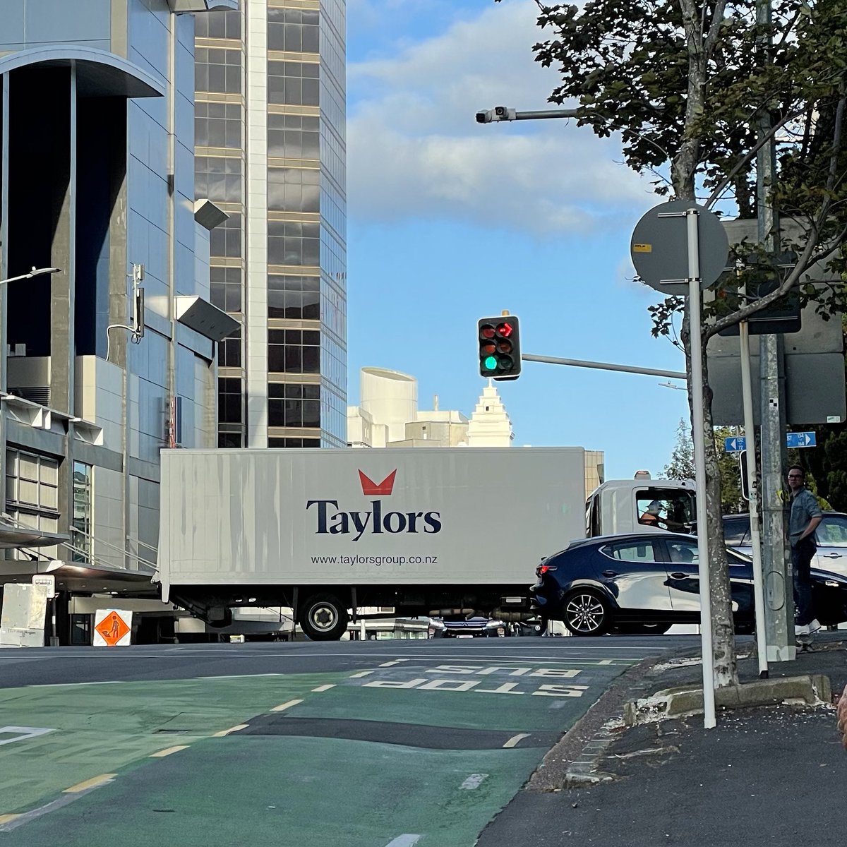 beee_ellie's tweet photo. I am just trying to get home @AklTransport - it shouldn’t be so difficult &amp; stressful to use public transport… meanwhile trucks and cars are given preference and allowed to block the intersection along with the pedestrian crossings. /1 https://t.co/CUNCQNM6Xi