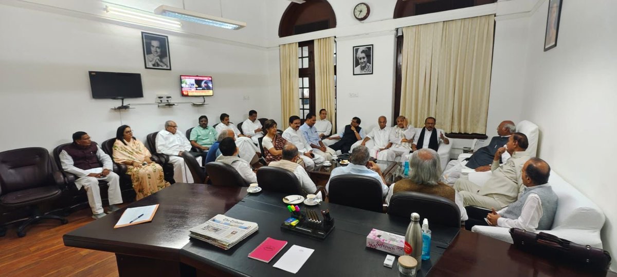 एक बार पुनः संयुक्त विपक्ष की मांग - अडानी महाघोटाले में JPC बनाई जाए!

इसी उद्देश्य से आज विपक्षी दलों की बैठक कांग्रेस अध्यक्ष व राज्यसभा में नेता प्रतिपक्ष श्री <a href="/kharge/">Mallikarjun Kharge</a> के साथ हुई!