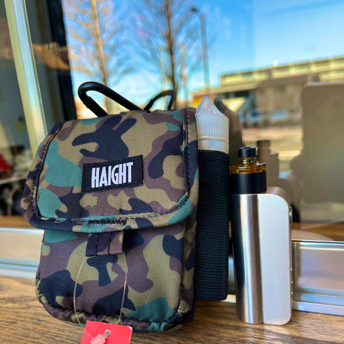 HAIGHT_VAPE's tweet photo. こんにちは！
VAPEの収納に超オススメのHAIGHTポーチ再入荷してます💫
本日もご来店お待ちしております！
#vape
#HAIGHT https://t.co/gNdIbV0LRc