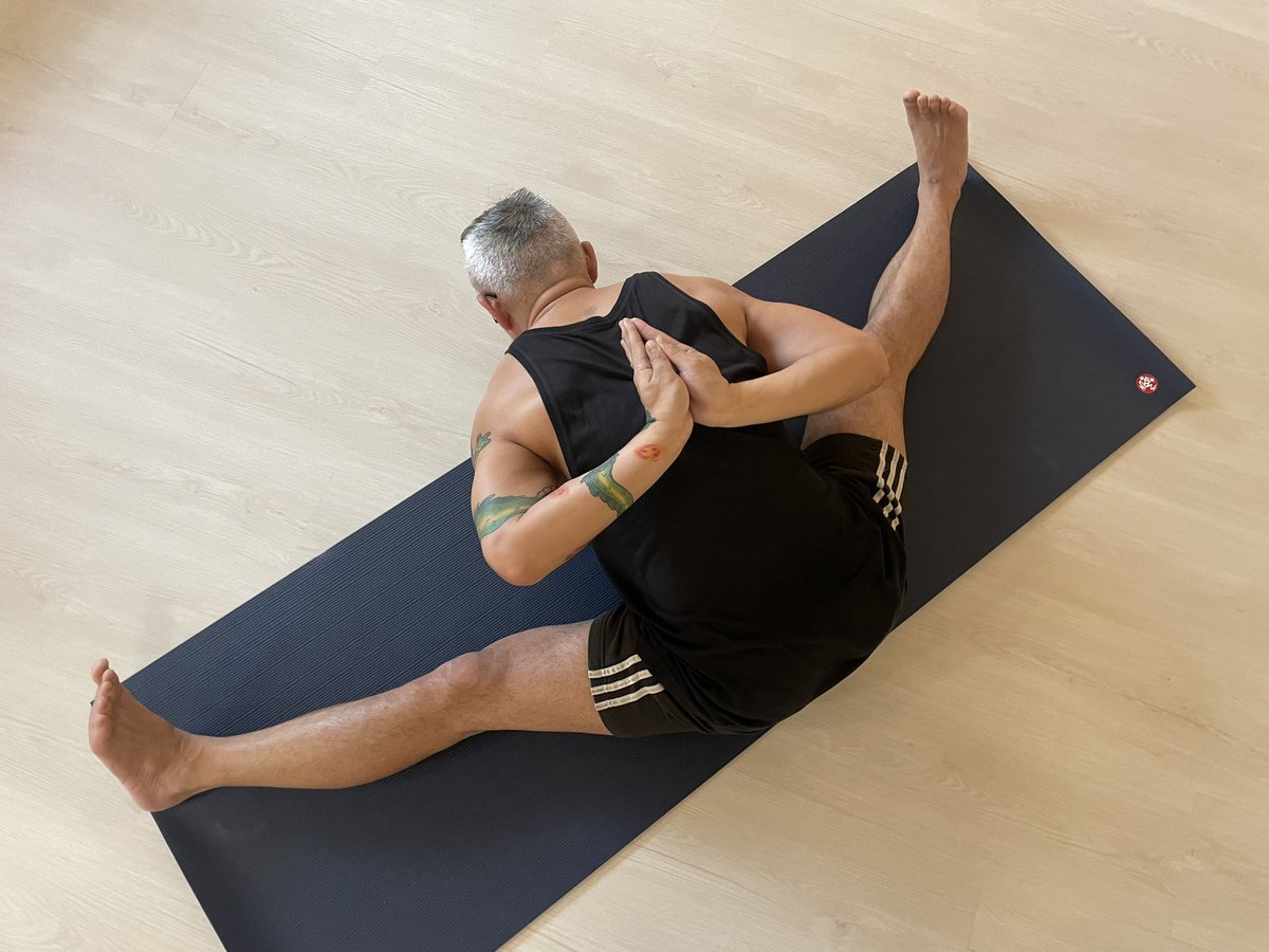 jayinmad's tweet photo. #反祈禱式 #Reverseprayerpose
1 打開胸腔
2 預防駝背
3 舒緩腰椎不適
#坐姿寬腿前彎式
#坐角式 #UpavisthaKonasana
讓骨盆回正、腰背自然挺
脊柱微屈曲,髖關節外展屈曲、膝關節伸直、踝關節背屈,肩關節外展,肘關節伸直 https://t.co/6OzV036H66