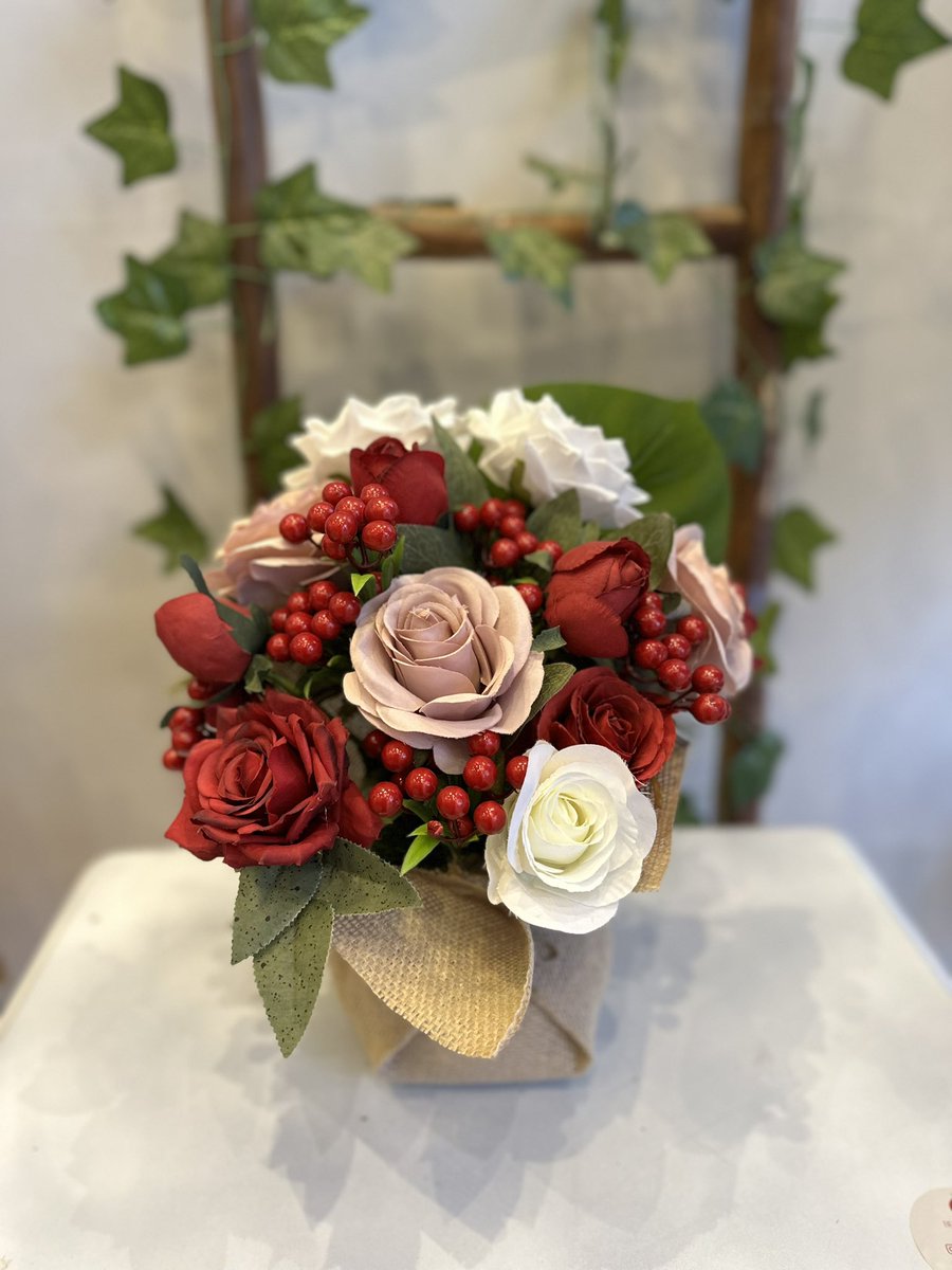 6branches's tweet image. وأراكِ يا أُمي فيُجبرُ خاطرِي
وأحسُ بالجنّاتِ بينَ ضلوعي..                        

رمضان يَدنو والقلوب تشوَقت  
ونسائِمُ الذكرى يَفيضُ حَنينُها