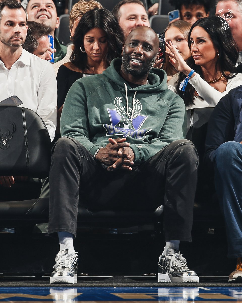 Bucks's tweet photo. Tim Thomas in the house for tonight's game. 💚 https://t.co/BIt5faRX8D