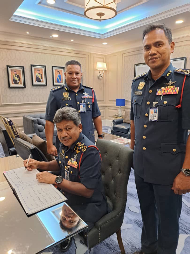 Kunjungan hormat bersama Setiausaha Kerajaan Negeri Johor. Terima kasih diucapkan atas kesudian menerima kunjungan daripada pihak JBPM.
