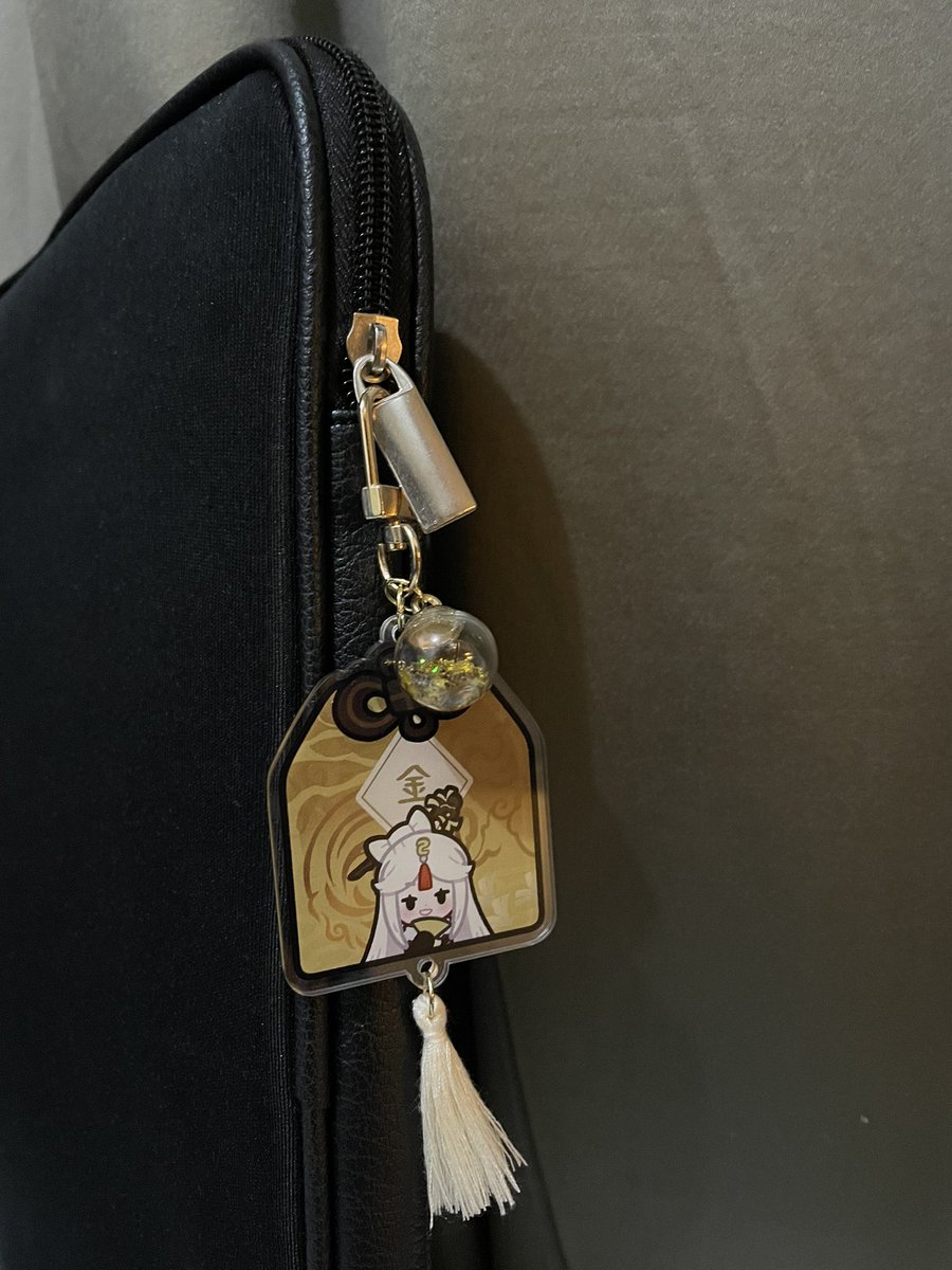 coconutpandan's tweet photo. Since a lot of people in my office have the same laptop sleeve, I attached this Ningguang omamori by @_RAAlliance (@nya0h @nae_ara ) to differentiate.

May I work hard and be blessed with a lot of money like Ning. haha 💛 https://t.co/Z2QjbKaBvO