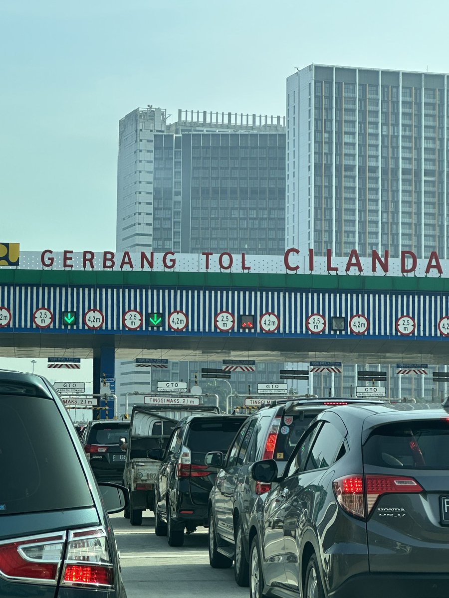 febyaris's tweet photo. @senkomdesari  luar biasa macet hari ini, harusnya 2 yg kanan ini dibuka untuk pagi https://t.co/VvNZmbTEKw