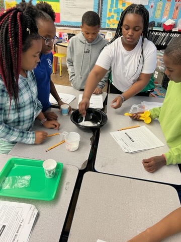 CarletonCougars's tweet image. A little St. Patrick's Day Fun 💚! Measurements, conversions, observations, fractions, communication skills --- all while making slime!!! 
#makinglearningfun
#CarletonRocks