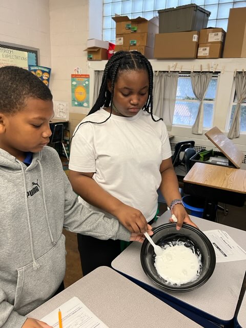 CarletonCougars's tweet image. A little St. Patrick's Day Fun 💚! Measurements, conversions, observations, fractions, communication skills --- all while making slime!!! 
#makinglearningfun
#CarletonRocks