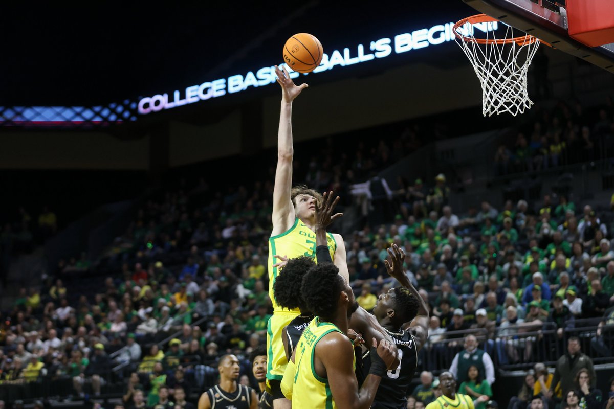 .<a href="/Nathanbittle33/">Nathan Bittle</a> exits the game to a standing ovation after his first 20-10 game. #GoDucks 

UO 60, UCF 40.