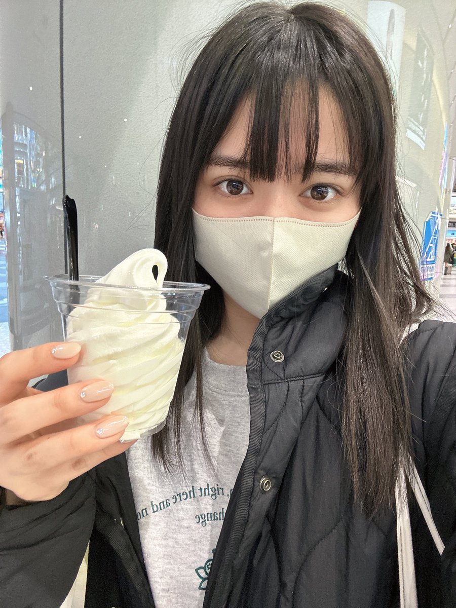 おはよ〜〜 寝起きぼさぼさすっぴんアイス