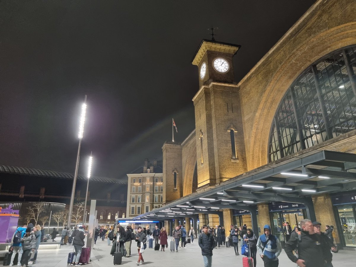 ChanRUK's tweet photo. Epic trip back to capital. 1hr 40 min delay but others up to 3hrs!

#Lner #lumo and other train companies did a heroic job in difficult circumstances 

Past 1am at King's Cross - tubes finished 30 mins ago, so long queues for taxis and night buses
#thirsk

Good luck everyone https://t.co/dFJ6tXD7cH