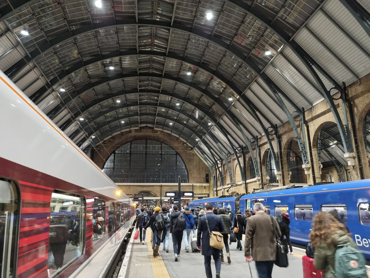 ChanRUK's tweet photo. Epic trip back to capital. 1hr 40 min delay but others up to 3hrs!

#Lner #lumo and other train companies did a heroic job in difficult circumstances 

Past 1am at King's Cross - tubes finished 30 mins ago, so long queues for taxis and night buses
#thirsk

Good luck everyone https://t.co/dFJ6tXD7cH