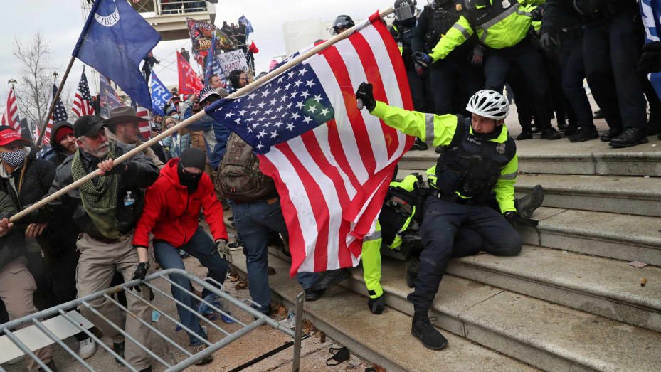 Robert4787's tweet photo. Florida man sentenced to 55 months in prison for assaulting #lawenforcement officers at the U.S. Capitol on Jan. 6, plus civil disorder, obstruction of official proceeding, and assaulting officers with a dangerous weapon. #USCapitolAttack #JusticeServed 

https://t.co/cFZ4Qps8cR https://t.co/Y5skrwT6KR