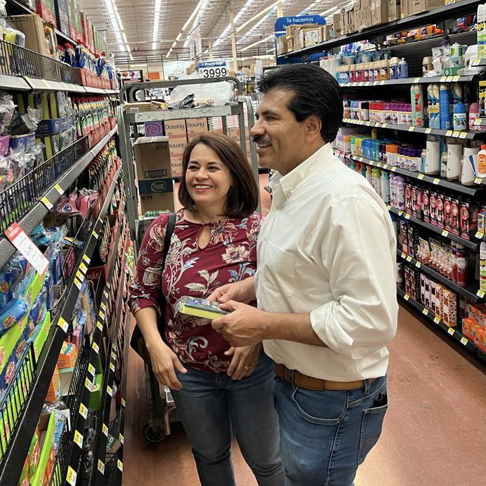 DrRamonEnriquez's tweet photo. Mi esposa, la doctora Ana Beatriz, y yo decidimos aprovechar este día para surtir nuestra despensa. 🛒🌽🍞🫘

 ¡Que tengan un excelente domingo y una semana llena de logros! 💪 https://t.co/ZMG5vCDsBI