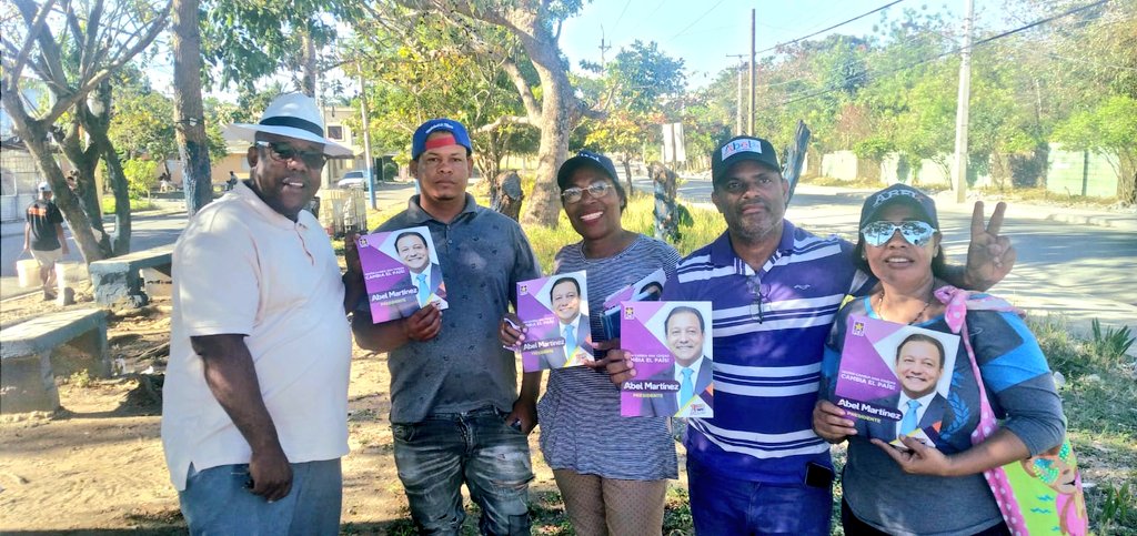Profdanis1's tweet photo. "AGUANTEN, YA FALTA POCO!!✌"

Los dirigentes de SDO no se detienen, el bloque de La Zona en Expansión sigue en busca de #1MillóndeAmigosparaAbel hasta lograr decir Abel presidente!!, la gente esta motivada, y solo dicen: "Solo les queda un año" #SeVan. https://t.co/34yzs2suPV