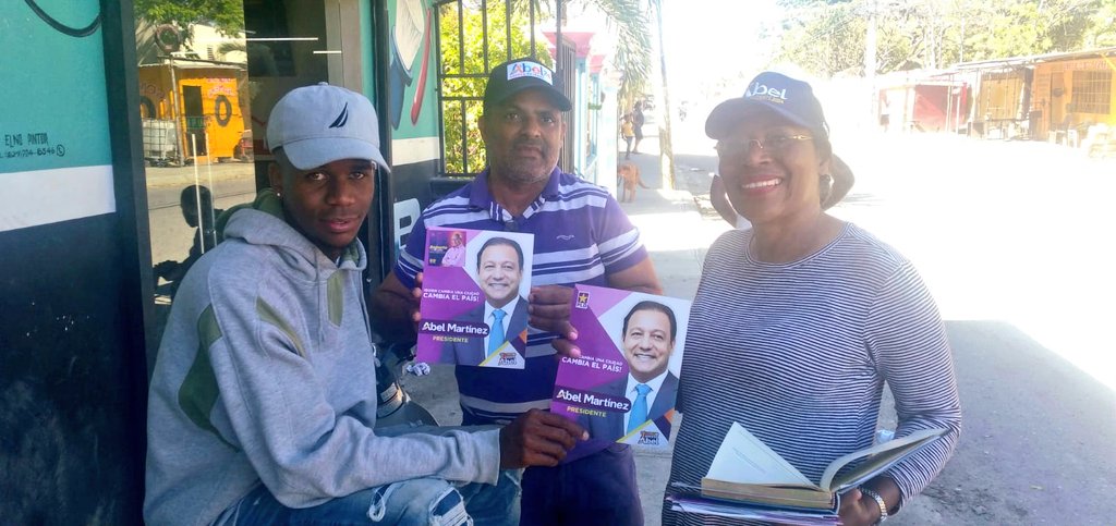 Profdanis1's tweet photo. "AGUANTEN, YA FALTA POCO!!✌"

Los dirigentes de SDO no se detienen, el bloque de La Zona en Expansión sigue en busca de #1MillóndeAmigosparaAbel hasta lograr decir Abel presidente!!, la gente esta motivada, y solo dicen: "Solo les queda un año" #SeVan. https://t.co/34yzs2suPV
