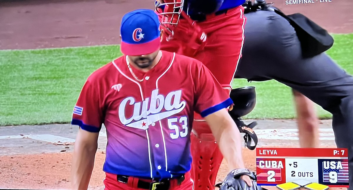 yosoyliborio's tweet image. “Kiss my ass”, dijo el umpire. 
9 - 2 perdiendo el #TeamPCC. 
#YoNoVoto
#WorldBaseballClassic 
#CubaEstadoFallido