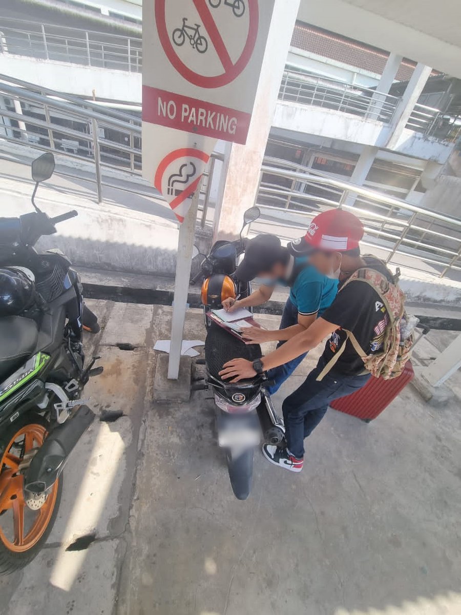 18.03.2023. Team JKN Perlis &amp; PKD Kangar menjalankan pemantauan premis &amp; penguatkuasaan PPKHT 2004 di sekitar Gua Kelam, Taman Sena &amp; Padang Besar. 31 notis/kompaun telah dikeluarkan bagi kesalahan merokok di kawasan larangan &amp; lain-lain kesalahan. <a href="/KKMPutrajaya/">KKMalaysia🇲🇾🩺❤️</a> <a href="/jknperlis/">Kesihatan PERLIS</a>