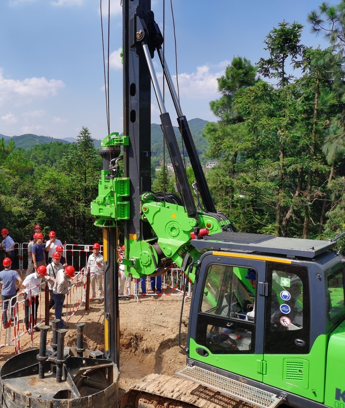 TYSIM_Tina's tweet photo. TYSIM power construction drilling rig KR110D
Light weight,easy to operate,suitable for working in complex environment.
Web：https://t.co/UzwnlIy6Um
Email: tina@tysim.com
Tel/WhatsApp/WeChat: +86 18582647170
#tysim   #pileconstruction #machinery #DeepFoundation #hydraulicrig #RIG https://t.co/ddX02X2C3O