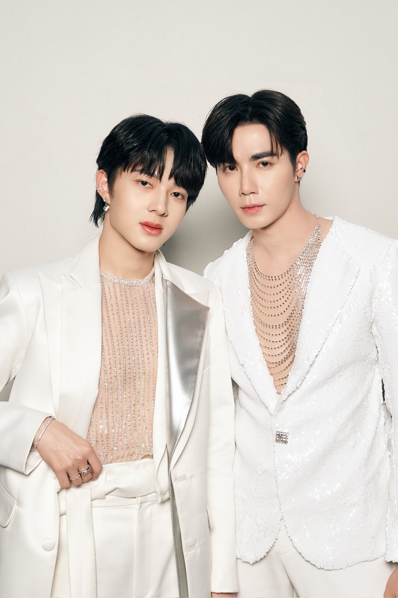AfternoonZeeNew's tweet photo. ยินดีกับเฮียซีและนุนิวมาก ๆ นะคะ ที่มีผลงานคู่กันอีกหนึ่งเรื่องและเป็นภาพยนต์ด้วย ขอบคุณผู้ใหญ่ทุกท่านที่มอบโอกาสดี ๆ แบบนี้ให้ทั้งคู่นะค���

รอติดตาม "พระเพลิง" กับ "แสงรวี" ในเรื่อง "ดับแสงรวี" ภาพยนต์โรแมนติกสยองขวัญ 

#ดับแสงรวีxซีนุนิว

@zee_pruk @CwrNew
꒰ #ZeeNuNew #ซนซน ꒱ https://t.co/KrHpEomiZ2