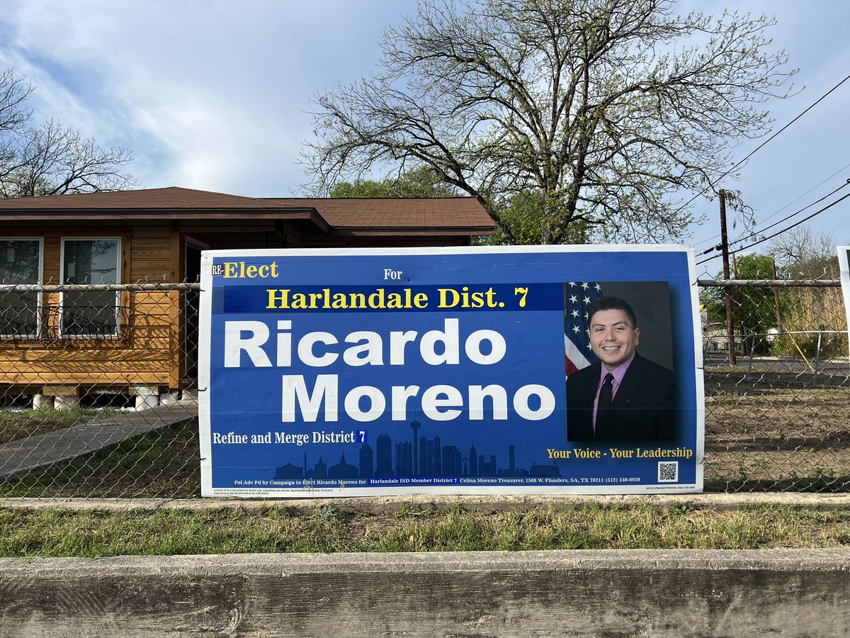 MorenoHISD7's tweet photo. Able to finish the weekend strong 💪. Visiting with our #HarlandaleFamily 🏫 and continue to hear 👂 the support for our #moreno4hisd7 🗳️motivates our goal of walking for a purpose. We appreciate 🙏 the goodwill being shared by our neighbors. 👍👊 #4moreyears https://t.co/5zChjkYoVe