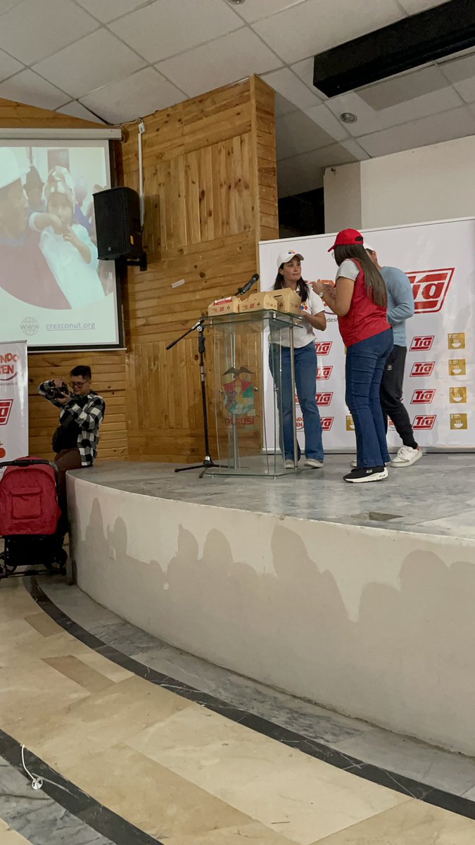 CrezcoNut's tweet photo. Seamos el cambio que queremos ver en el mundo.  Gracias a todos en especial a @TIAEC, voluntarios, @RompeKbezasPro y a la comunidad de Alausi. https://t.co/cqYP1pbAg3