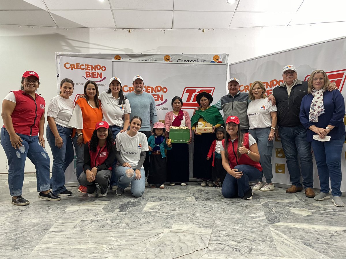 CrezcoNut's tweet photo. Seamos el cambio que queremos ver en el mundo.  Gracias a todos en especial a @TIAEC, voluntarios, @RompeKbezasPro y a la comunidad de Alausi. https://t.co/cqYP1pbAg3