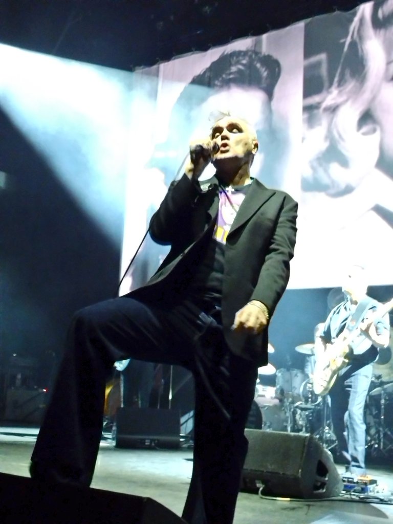 今まで聴いたどのモリッシーより、観たどのモリッシーより声量も迫力も増していた。リズムのキレもマラカスさばきも増していた。いや、聴く、観るという行為の動詞だけじゃない表現できない、生のモリッシーを体験して打ちのめされたこの感じ、詳しくはまた。#morrisseytour2023