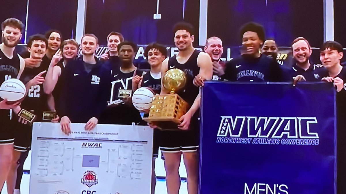 MaoTosi's tweet image. Yeah Bishop!!! Congrats👏🏾👏🏾@bcBulldogsMBB @Bishop_Tosi 🏆🏀