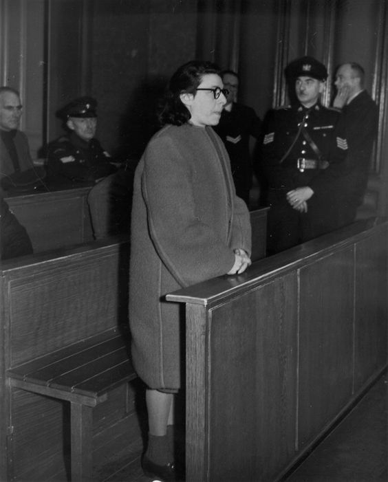 HistoriDunia2's tweet photo. Kolaborator Yahudi-Nazi Anna van Dijk diadili karena pengkhianatan. Amsterdam, 1947.
Di masa perang, dia memancing sesama orang-orang Yahudi untuk keluar dari persembunyian dan membuat mereka ditangkap oleh Gestapo.
Anna van Dijk menerima uang setiap satu orang Yahudi yang https://t.co/M7KBsW68zd