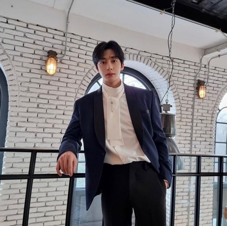 mxarchives514's tweet photo. not at hyungwon giving off more CEO vibes. https://t.co/XwFDk1fTV4