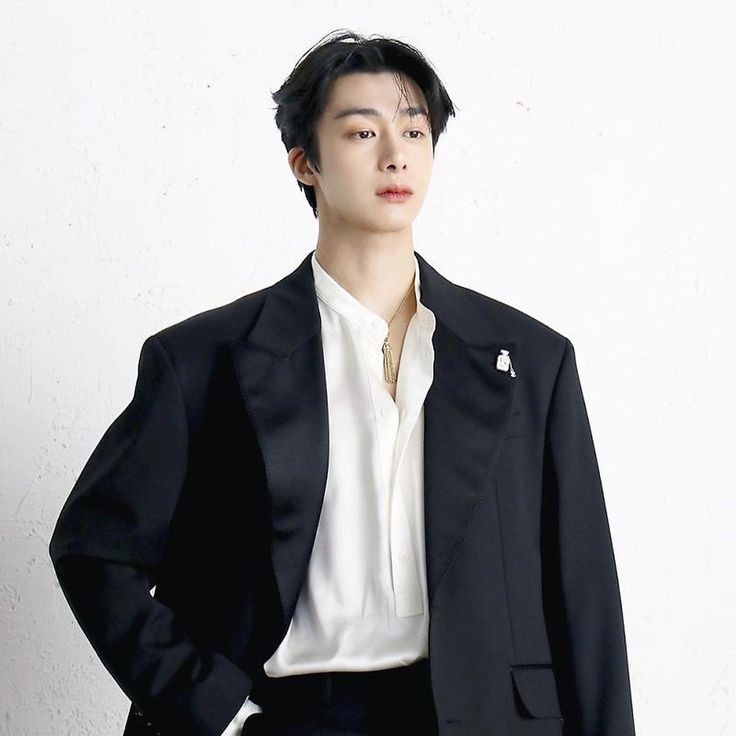 mxarchives514's tweet photo. not at hyungwon giving off more CEO vibes. https://t.co/XwFDk1fTV4