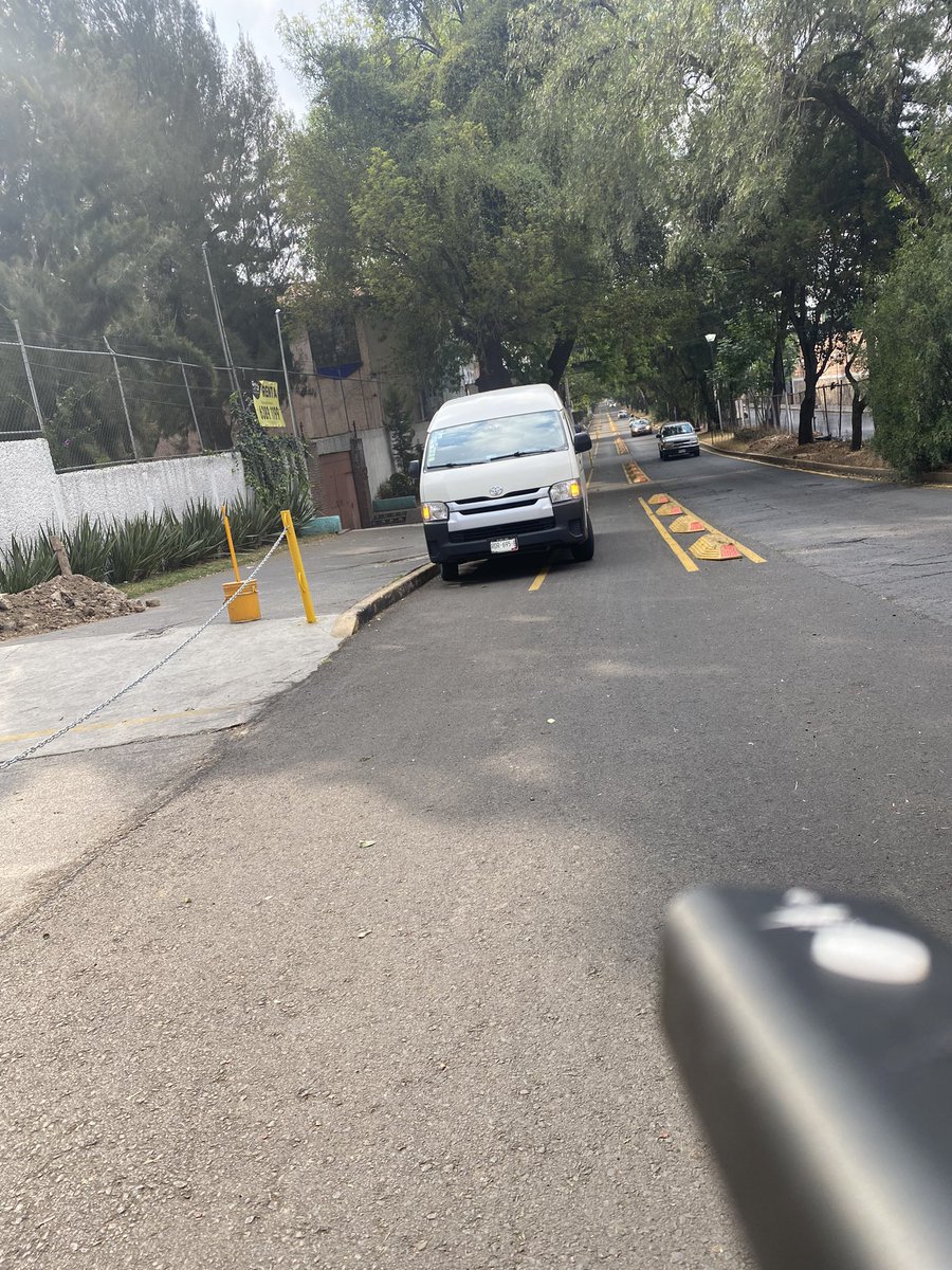 Casual este vehículo bloqueando la ciclovía - placas RDR-695-B camioneta Toyota blanca