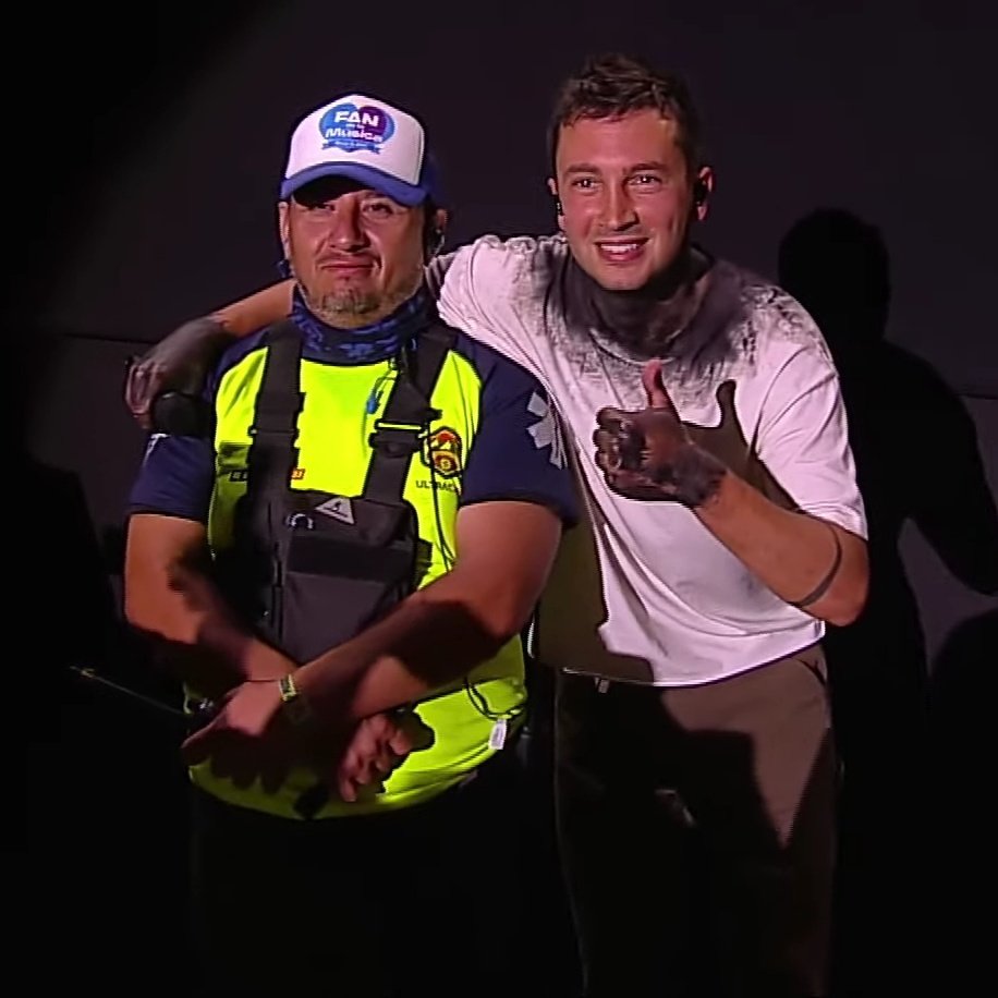 honeybiebb's tweet image. El guardia y un fan 🙂👍 #LollaCL2023