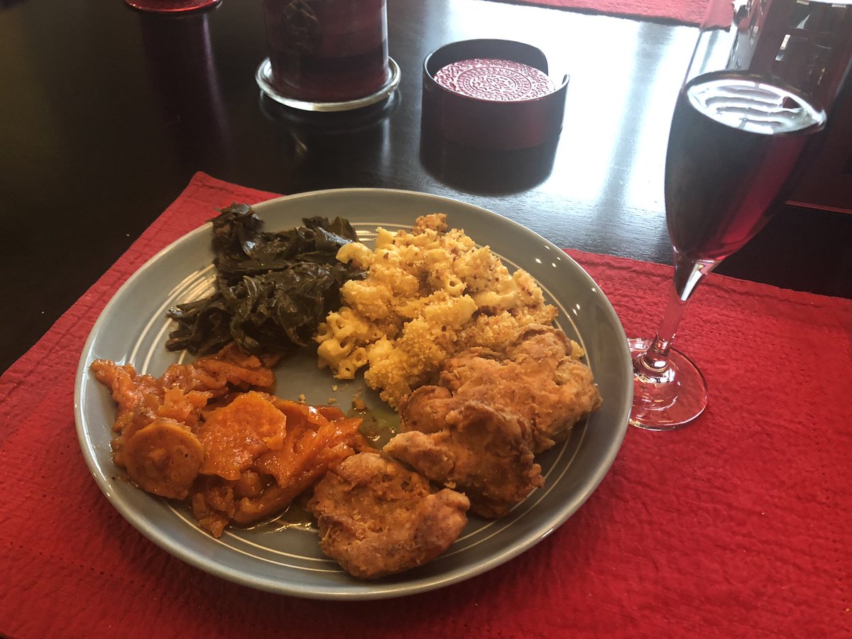 Felt like a vegan soul food feast today. So I made myself one.

Vegan greens, candied yams, vegan Mac and cheese, vegan fried 'chicken' (Oyster mushrooms).
#PlantBasedEating
#Vegan
#PlantBased