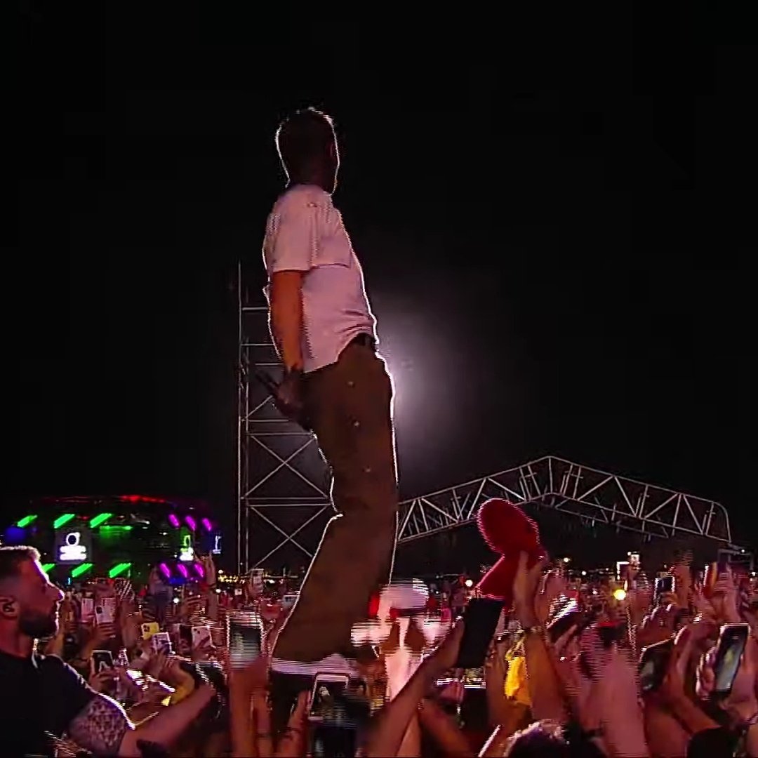 honeybiebb's tweet image. Pero juanini que haces hay #LollaCL2023