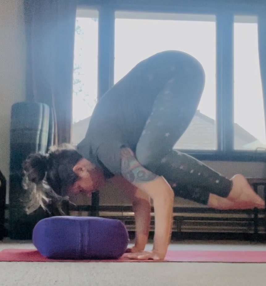 Keep facing your fears one breath at a time, and surround yourself with people who remind you that YES YOU FUCKING CAN do anything you put your intentions into.✨

#oldbird #newtricks #crow #bakasana #yogapractice