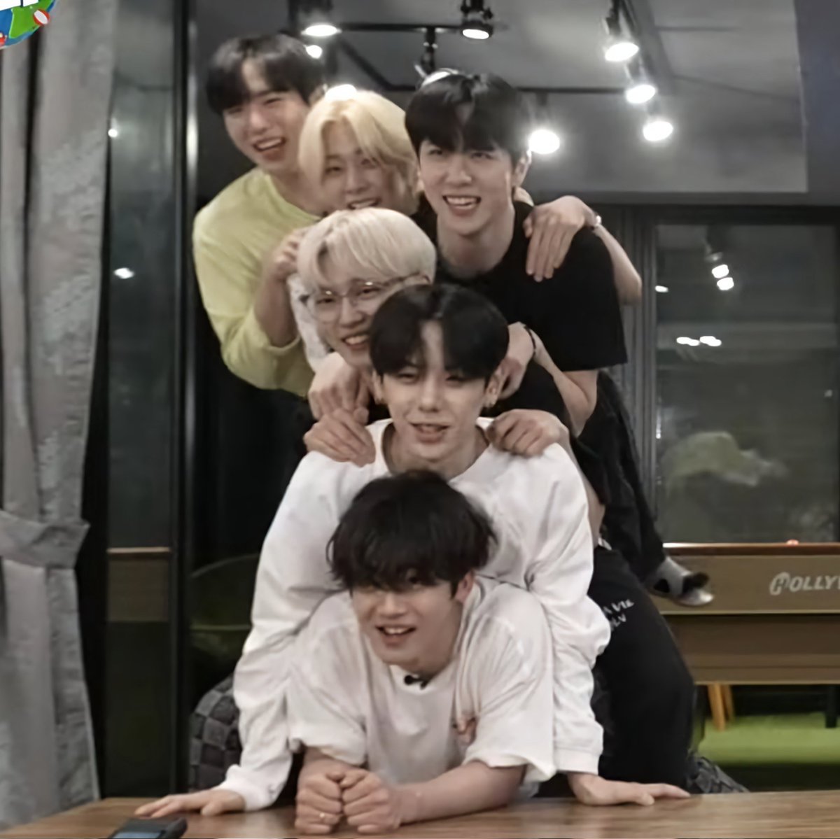 hodubbangie's tweet photo. WEi pics where they're not idols, they're just some dudes in a friend group taking pics of each other

a short thread; https://t.co/OqBYmp4C2h