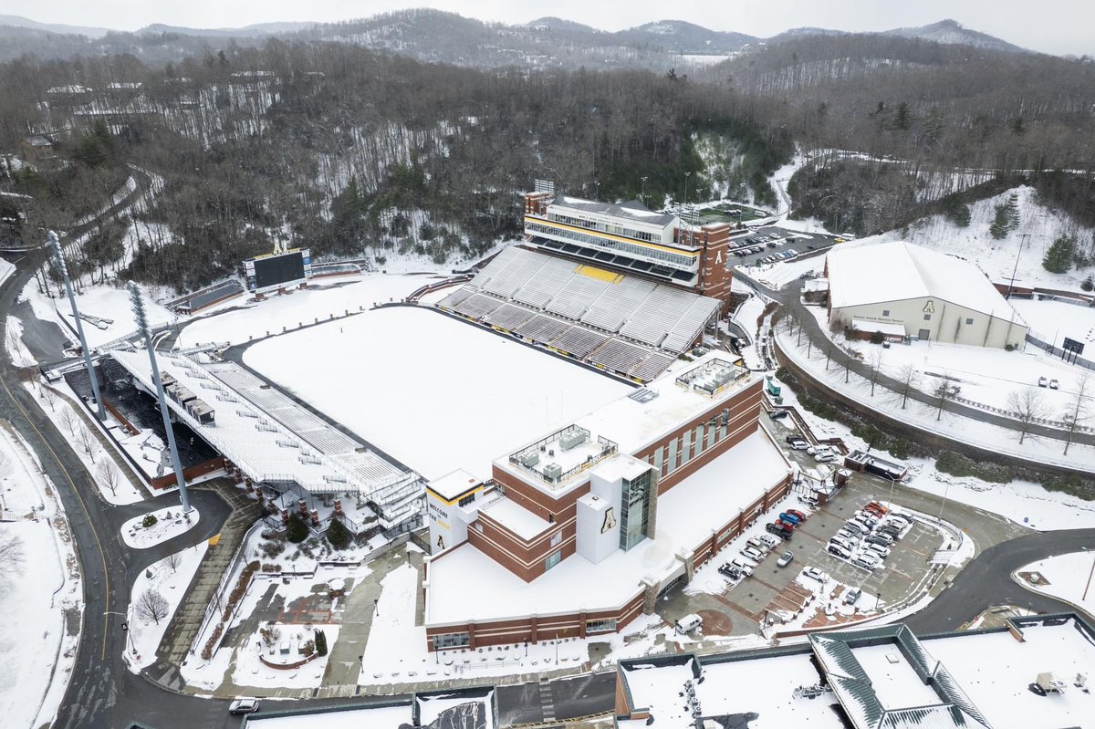 AppState_FB's tweet photo. A stadium that shines in every season ⭐️

Welcome To The Rock ⛰️ 

#GoApp https://t.co/IJYAfYKvUq