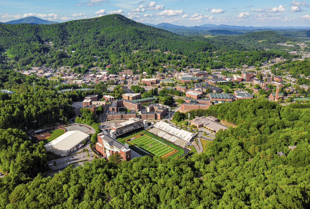 AppState_FB's tweet photo. A stadium that shines in every season ⭐️

Welcome To The Rock ⛰️ 

#GoApp https://t.co/IJYAfYKvUq