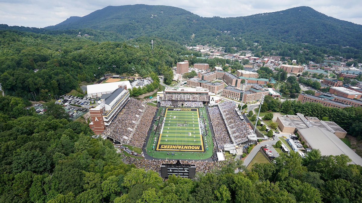 AppState_FB's tweet photo. A stadium that shines in every season ⭐️

Welcome To The Rock ⛰️ 

#GoApp https://t.co/IJYAfYKvUq
