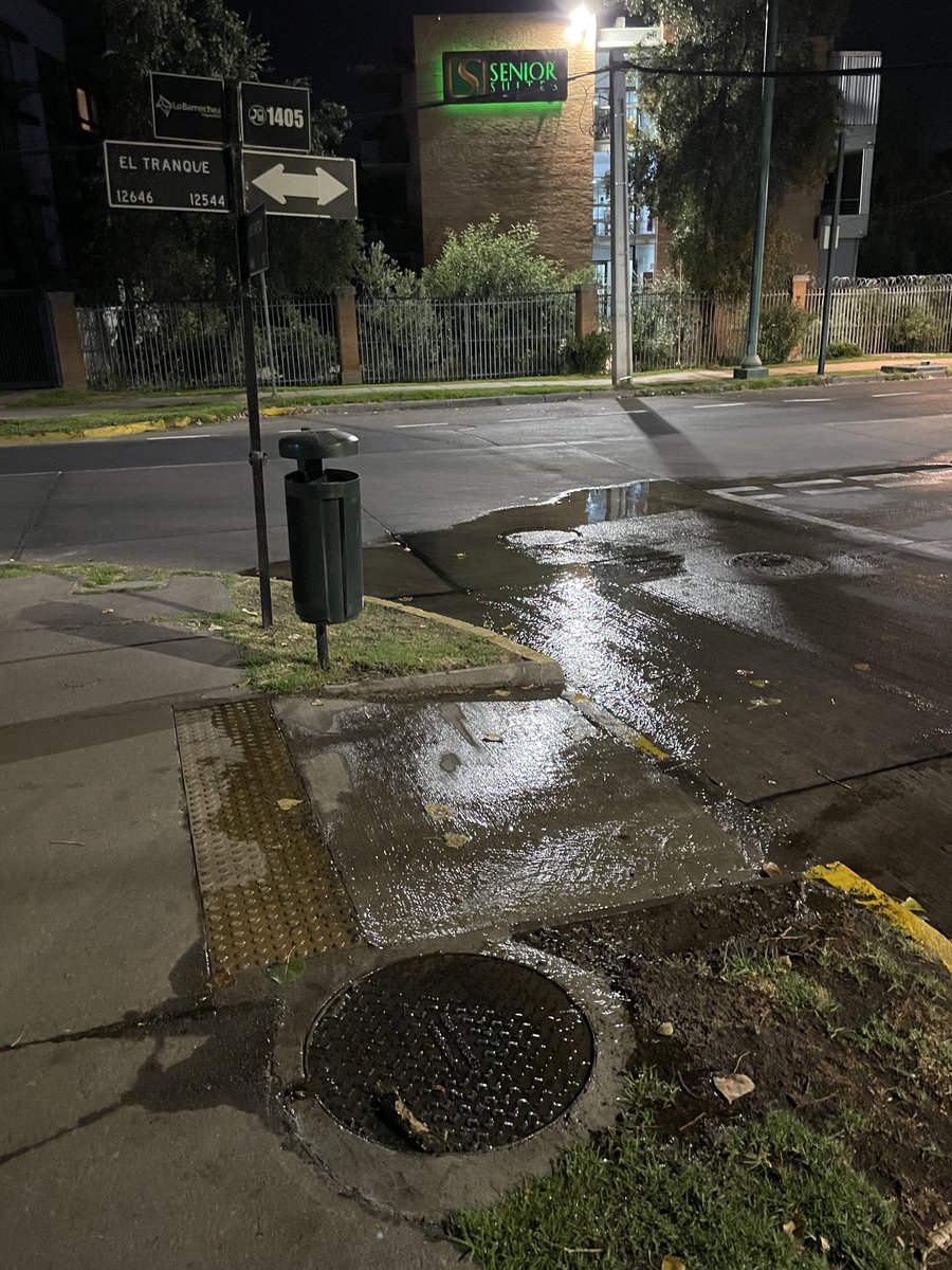 Fuga de agua en Los Cactus c/El Tranque, ⁦⁦<a href="/lo_barnechea/">Lo Barnechea</a>⁩
