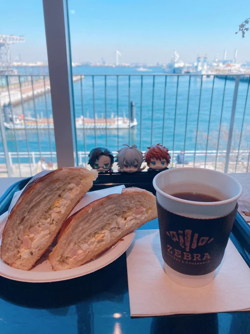 横浜の朝のさんぽを楽しみオシャレカフェでオシャレ朝食を楽しんでいる本日は私の誕生日です!!祝ってください!!!!いや祝う必要ないので私の絵なり小説なり見ていただけたらハッピーです!!!!!! 