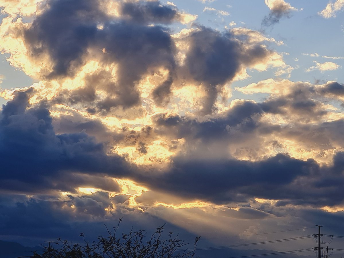 Sunday early stunset + those sun rays....after the rain!
#stunset #sunset #Sunday #Sundaysunset #goldenhour #sunrays  #LasVegas #Henderson #NVWx #rainyday☔️ @ChloeNews3LV @BillBellis @RobMayeda @TerryMcSweeney @danncianca @PabloJBarillas