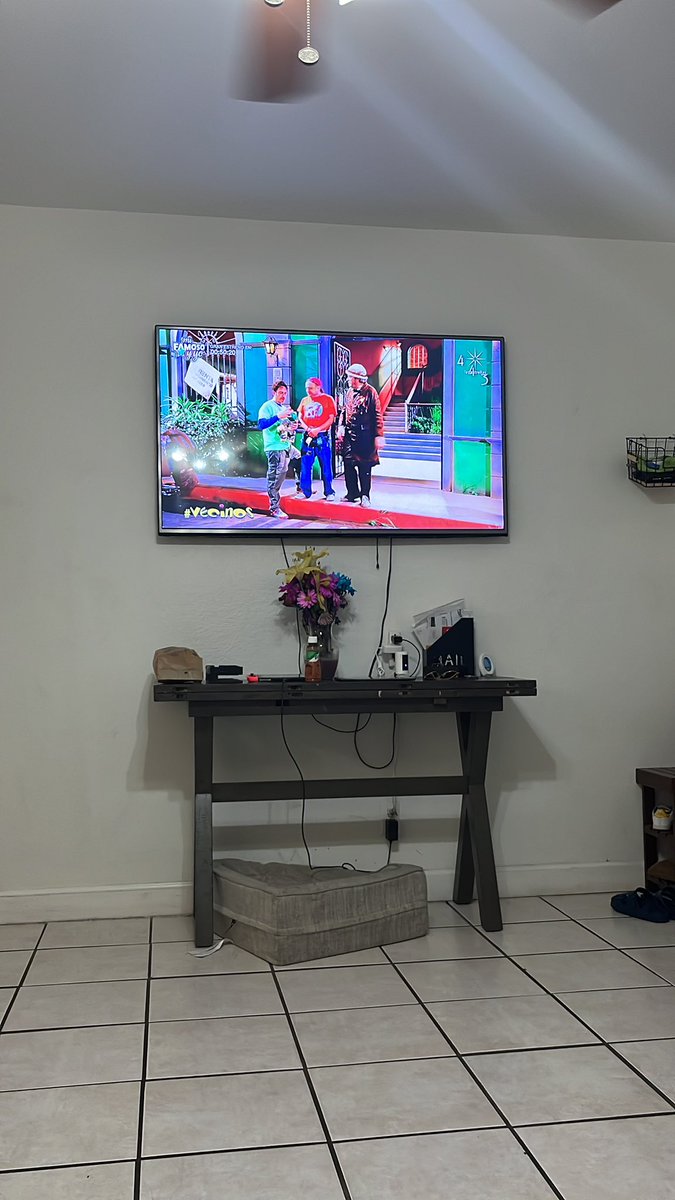 lamronbeezy's tweet photo. #Vecinos viendo la nueva temporada con la familia! 🏙️ https://t.co/Y3QKQeHZlK